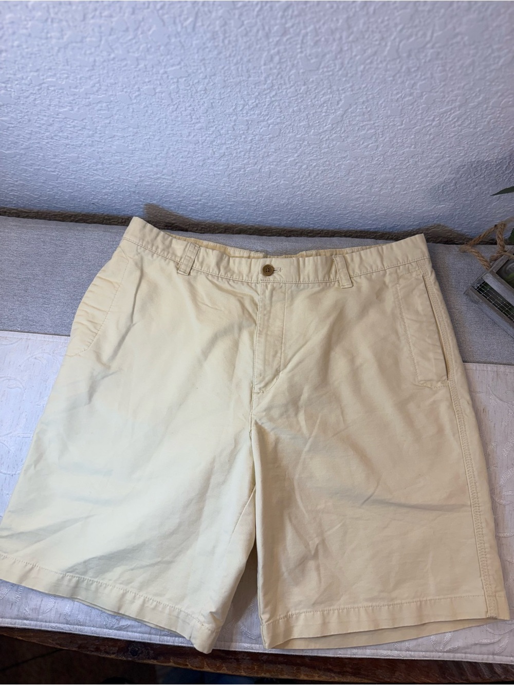 Izod Men's Pale Yellow 100% Cotton Shorts. Size 38. Chino / Khaki style.